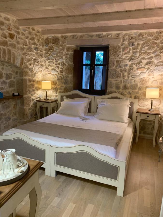 Vetilios Lithos boutique hotel Néon Oítilon Extérieur photo