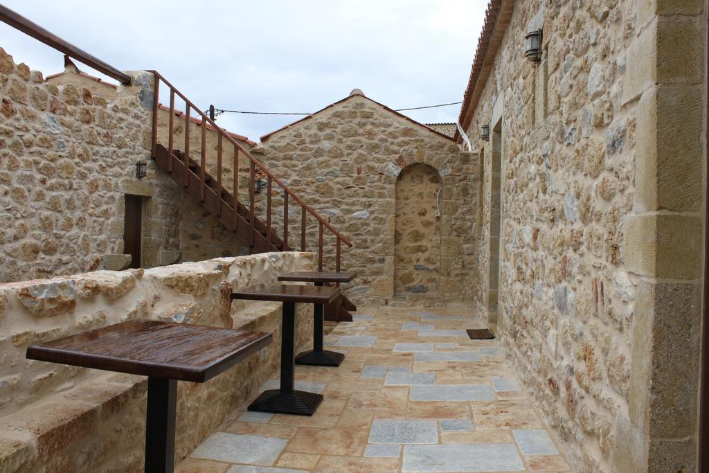 Vetilios Lithos boutique hotel Néon Oítilon Extérieur photo