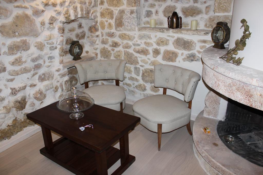 Vetilios Lithos boutique hotel Néon Oítilon Extérieur photo