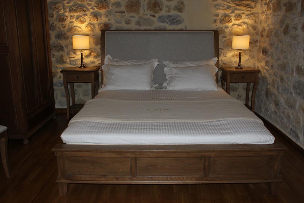 Vetilios Lithos boutique hotel Néon Oítilon Extérieur photo