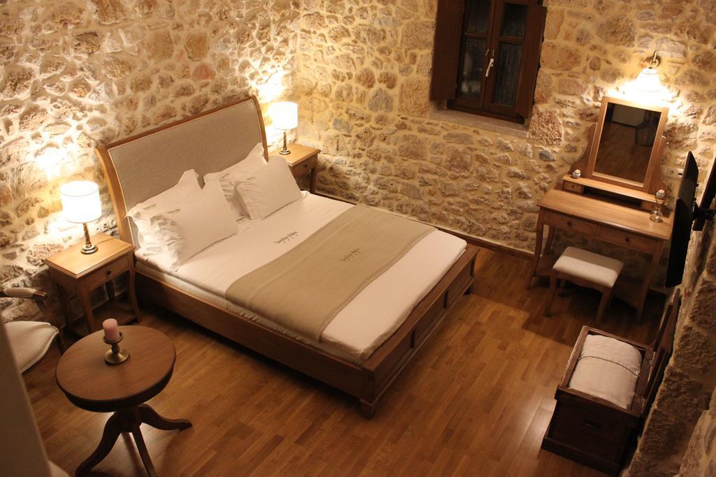 Vetilios Lithos boutique hotel Néon Oítilon Extérieur photo