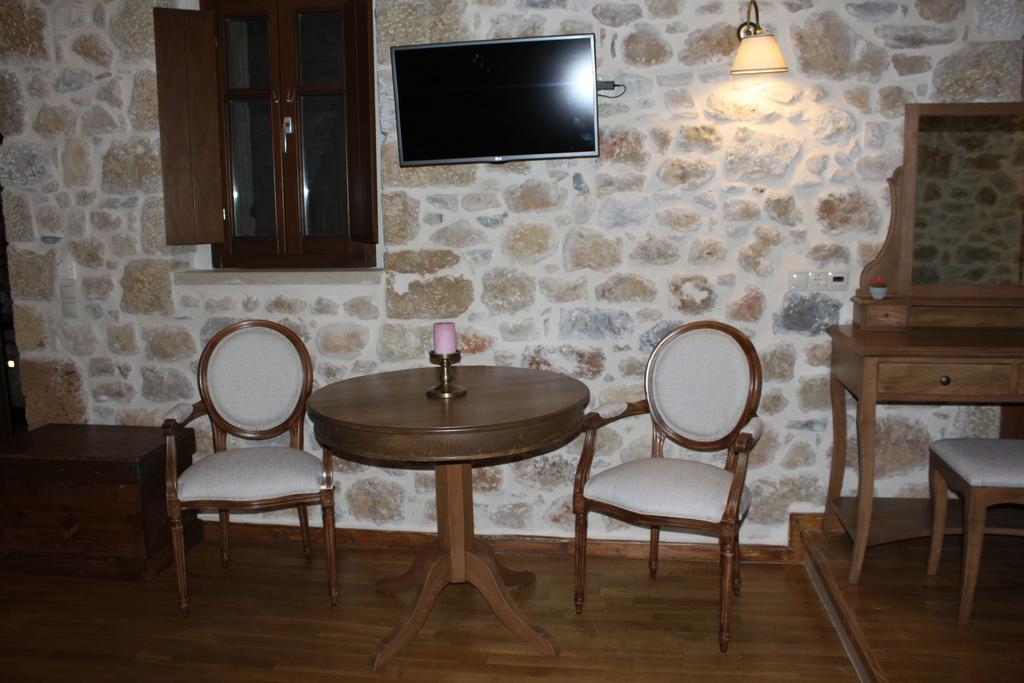 Vetilios Lithos boutique hotel Néon Oítilon Extérieur photo