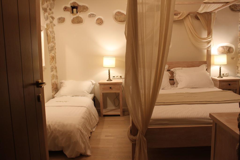 Vetilios Lithos boutique hotel Néon Oítilon Extérieur photo