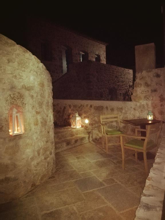 Vetilios Lithos boutique hotel Néon Oítilon Extérieur photo
