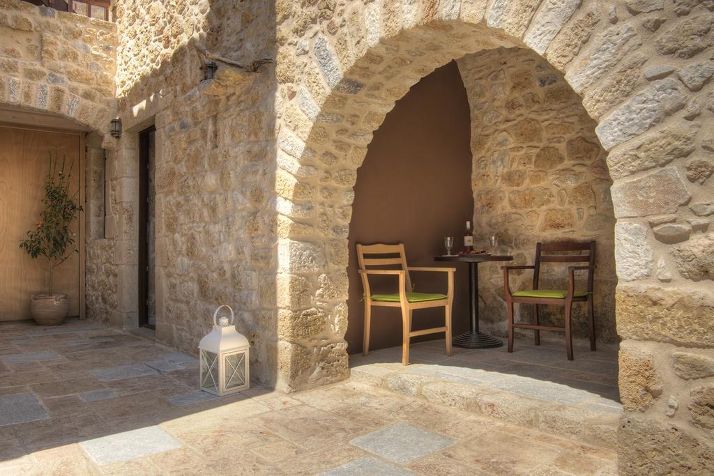 Vetilios Lithos boutique hotel Néon Oítilon Extérieur photo