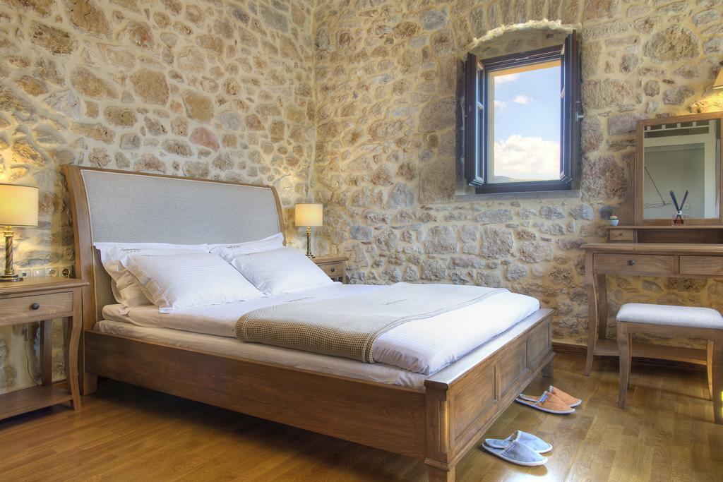 Vetilios Lithos boutique hotel Néon Oítilon Extérieur photo