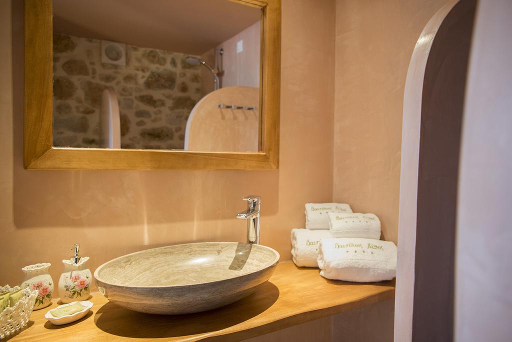 Vetilios Lithos boutique hotel Néon Oítilon Extérieur photo