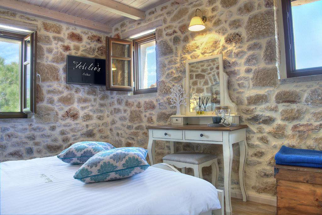 Vetilios Lithos boutique hotel Néon Oítilon Extérieur photo