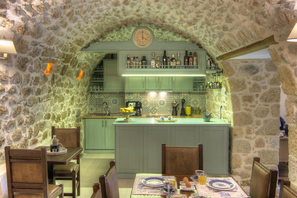 Vetilios Lithos boutique hotel Néon Oítilon Extérieur photo