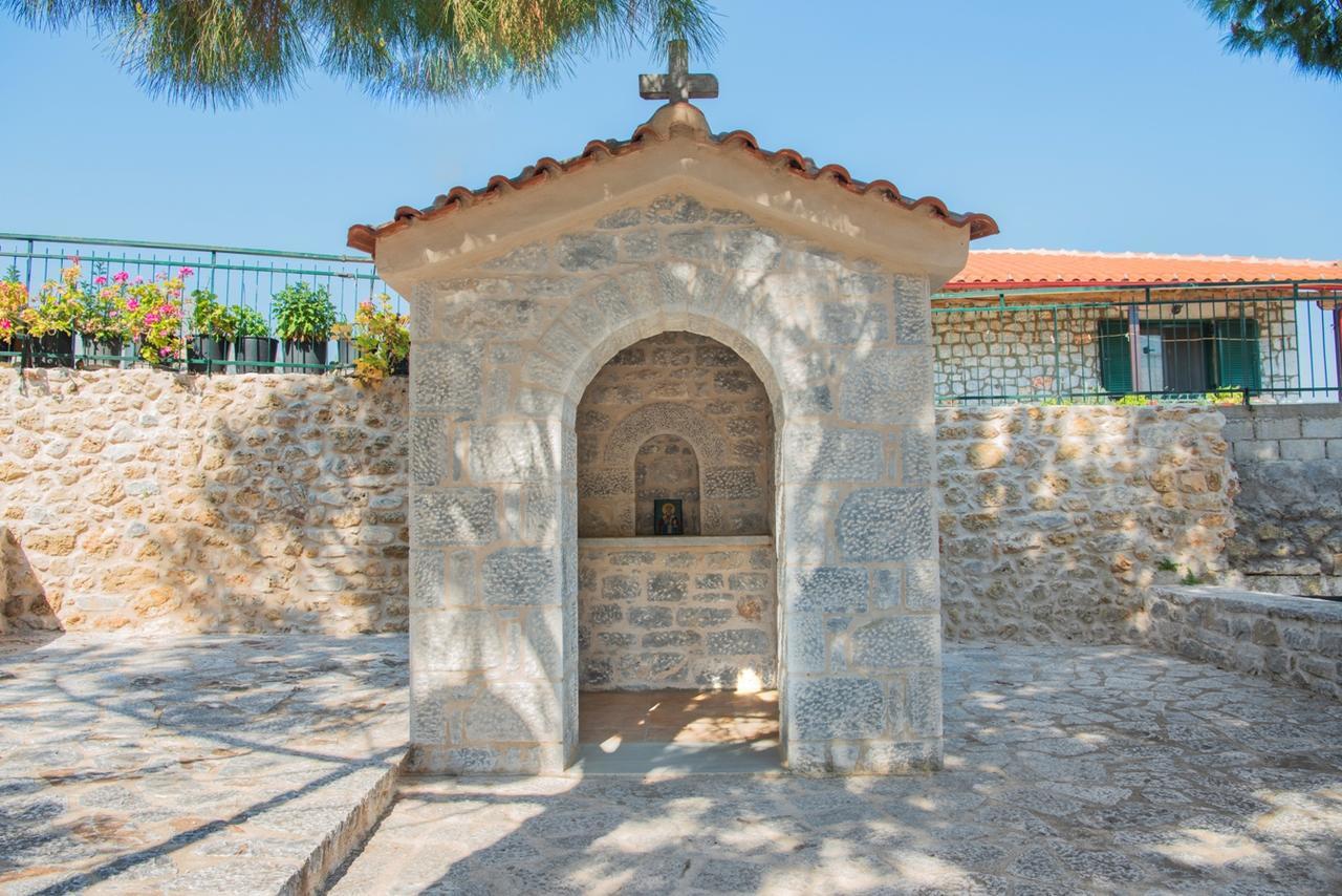 Vetilios Lithos boutique hotel Néon Oítilon Extérieur photo